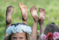 Barfuß-Prinzessinnen - Auch richtige Prinzessinnen machen sich die Füße schmutzig. Weil es einfach Spaß macht!- © Andreas Hollinger
