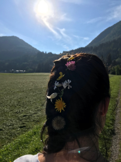 Blumen im Haar - Mich fasziniert die Flora und Fauna in unserer Umgebung sehr, daher habe ich mich entschieden ein Bild mit verschiedenen Wiesenblumen zu machen.- © Hanna Ausserladscheiter