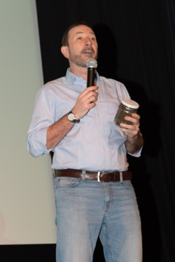 Dr. Andreas Baumgarten begrüßt die SchülerInnen und Lehrkräfte - © Robert Körner